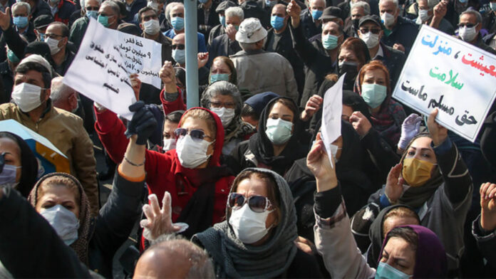 النظام الإيراني محاصر بين الانهيار الاقتصادي والغضب الشعبي