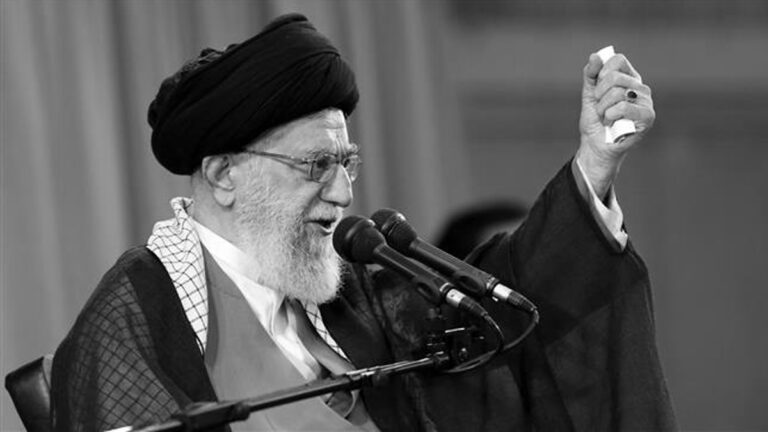 محاولة خامنئي اليائسة في ذكرى “4 نوفمبر” كأداة لكسر “حرب الذئاب”