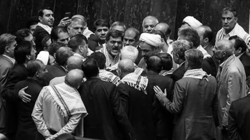 صراع على متن سفينة غارقة: حرب الاتهامات تفضح انهيار نظام إيران