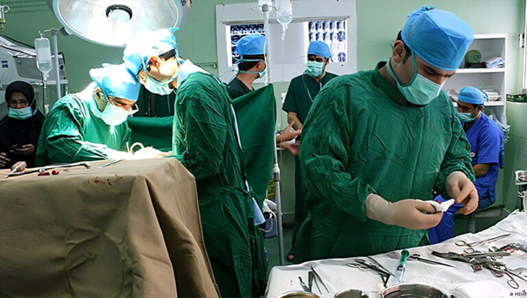 أزمة الدواء في إيران: “الموت بسبب نقص الممرضين” ورفوف الصيدليات الفارغة