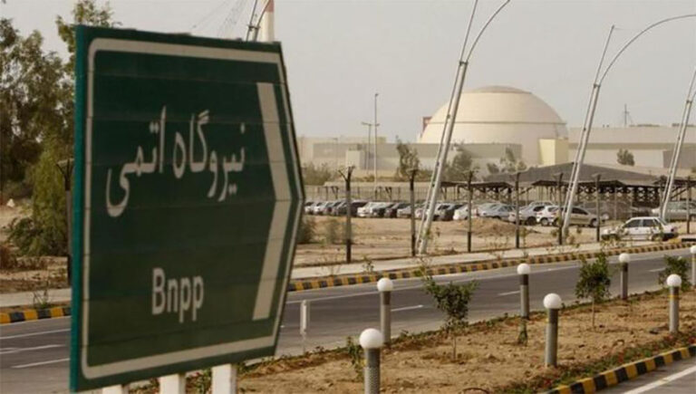 القنبلة مقابل الخبز: كيف أخذ المشروع النووي الإيراني الاقتصاد كرهينة؟