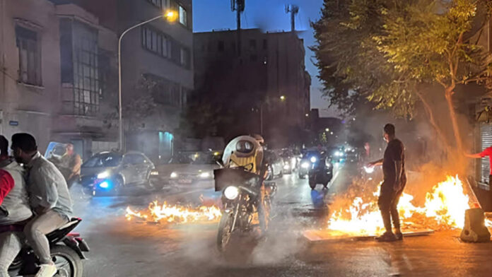 تحذيرات من قلب النظام: اعترافات رسمية بـ 