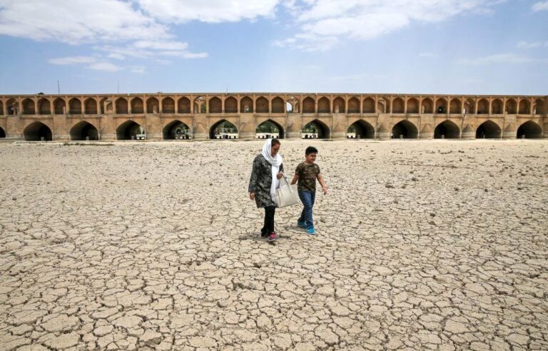 “لاجئو المياه” في إيران: نزوح داخلي غير مسبوق يكشف عمق الأزمة البنيوية ويهدد الاستقرار السياسي للنظام