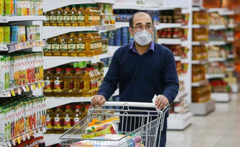 موجة تضخم جديدة تضرب إيران: أسعار الغذاء “فلكية” وسياسات وقود النظام تسحق الفقراء