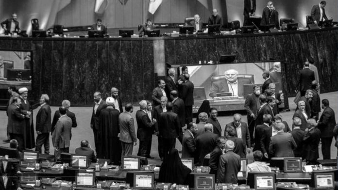 صراعات مفتوحة على كافة الجبهات.. من رسائل بزشكيان إلى 