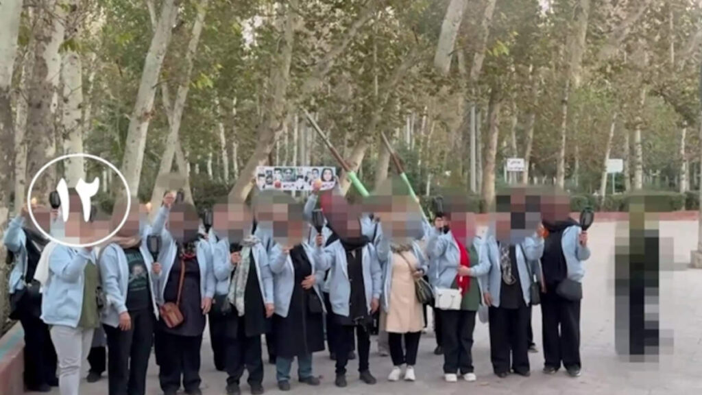 وحدات المقاومة في شيراز وأصفهان تشعلان ذكرى الانتفاضة بمسيرات للنساء ولراکبي الدراجات