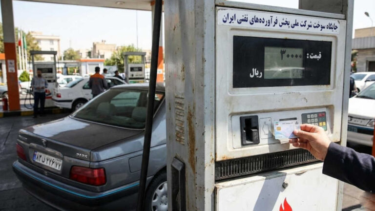النظام الإيراني يمهد الأرضية لـ “صدمة” رفع أسعار البنزين وسط مخاوف من تكرار انتفاضة 2019