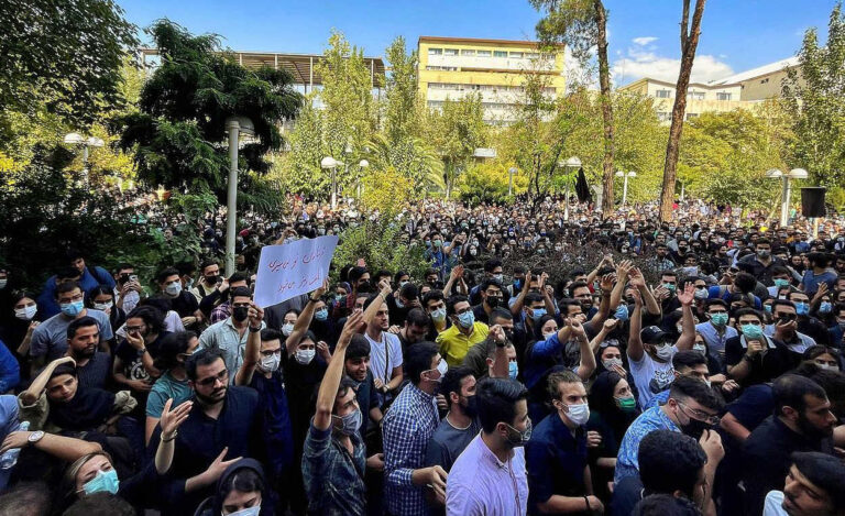 هستيريا في أروقة الحرس والمخابرات .. مريم رجوي تدعو لـ “سلسلة انتفاضات” تزلزل الأرض تحت أقدام الملالي
