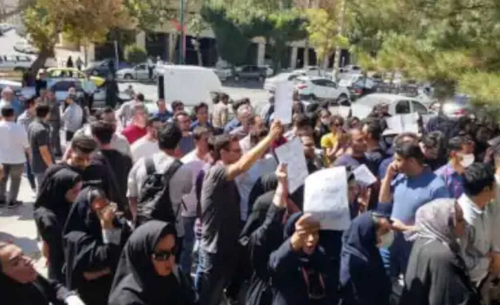 جناح مهزوم في النظام الإيراني يعترف بـ "الانهيار الهيكلي" ويدق ناقوس الخطر