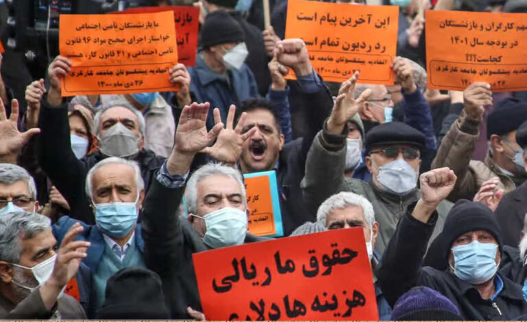 “أزمات مركبة” تشل اقتصاد إيران: تضخم بنسبة 50% واختفاء 56 مليار دولار من أموال الدولة