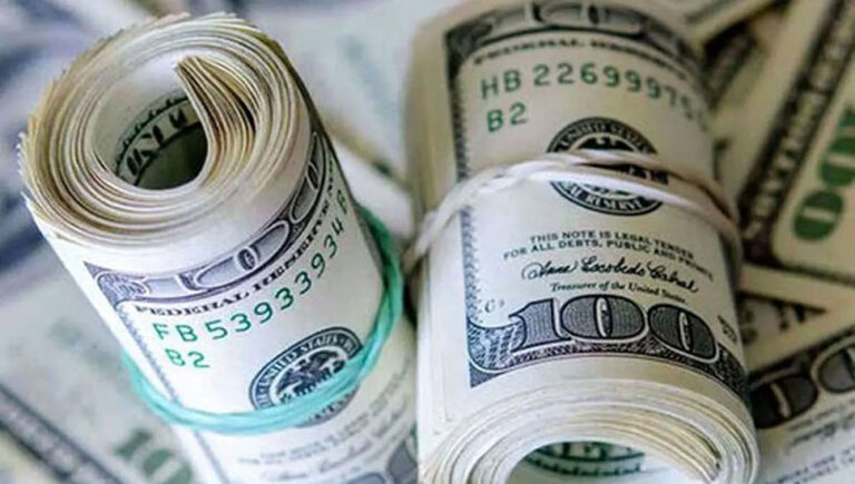 انهيار تاريخي للعملة الإيرانية: الدولار يتجاوز 1.3 مليون ريال وتحذيرات من تضخم كارثي
