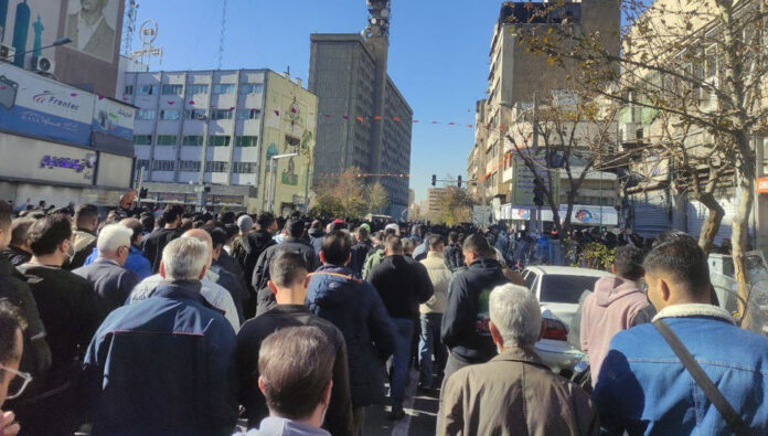 شباب طهران يجبرون قوات النظام على الفرار وشعار 