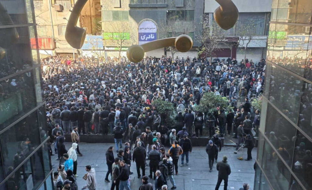 انتفاضة شاملة في طهران والمحافظات ضد الانهيار الاقتصادي وقمع النظ
