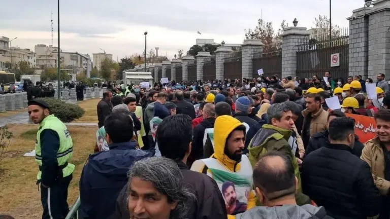 طهران ..آلاف عمّال النفط والغاز والكهرباء يحتجّون أمام البرلمان على تدهور الأوضاع المعيشية