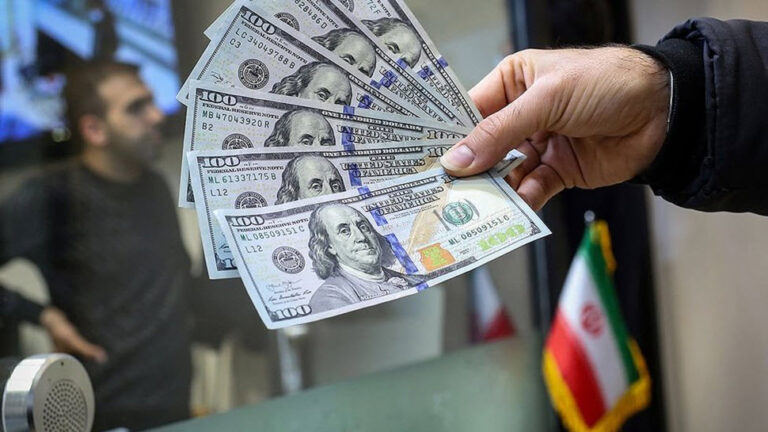 سقوط متسارع وغير مسبوق لقيمة العملة الإيرانية؛ الدولار يصل إلى 118000 تومان