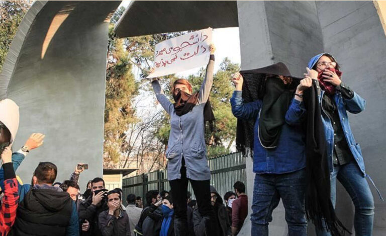 الجامعة في إيران: نبض الحرية ومحرك الانتفاضة ضد الاستبداد