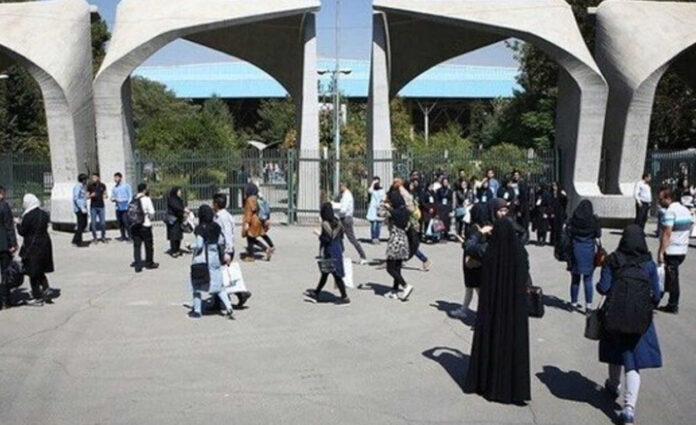 انهيار التعليم في إيران: تقليص سنوات الدراسة الجامعية لـ 