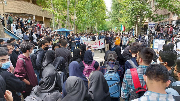 جامعات إيران: “ثكنات عسكرية” تخفي بركاناً يغلي