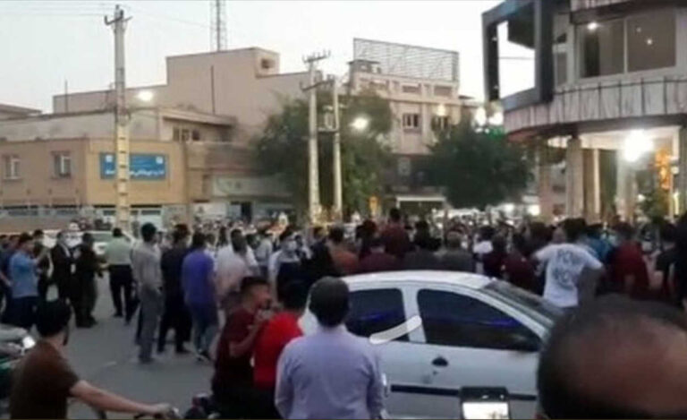 “الجيل زد” كيف يقوض شباب إيران الرقمي أركان النظام؟
