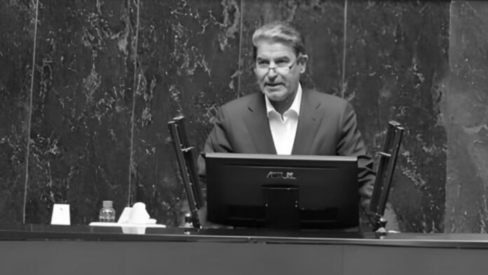 عضو في برلمان النظام يفتح 