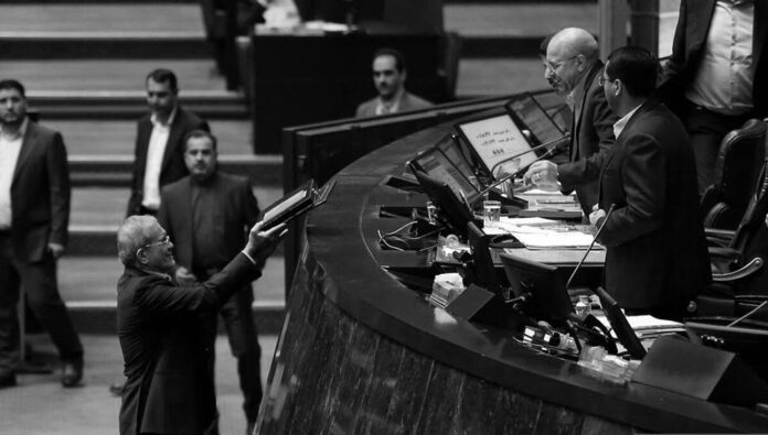 أزمة الميزانية تشعل حرباً بين البرلمان وحكومة بزشكيان.. تلويح بالاستجواب ورعب من 