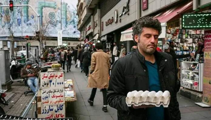 التضخم الشهري يقفز إلى 52% والمعيشة تنهار تحت حكم الملالي