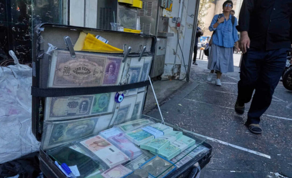 "أسوشيتد برس": انهيار تاريخي للعملة الإيرانية.. و54 مليون برميل نفط "عائم" بلا مشترٍ