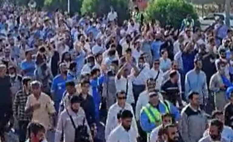 إيران .. مظاهرة حاشدة لخمسة آلاف من عمال النفط والغاز في مجمع بارس الجنوبي تشل “قلب الاقتصاد” 