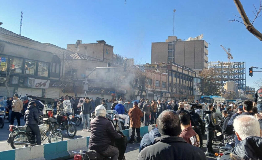 اليوم الرابع للانتفاضة الوطنیة: اتساع رقعة الإضرابات واقتحام مبنى القائمقامية في "فسا