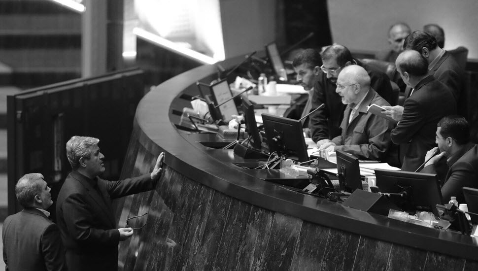 "صراع الذئاب" تحت قبة البرلمان: انهيار العملة، عجز تاريخي، واعترافات مروعة تكشف عمق أزمة النظام الإيراني