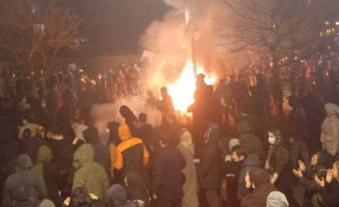 في إيران، لا تكرروا سيناريو 1979؛ تحذير من اختطاف الثورة عبر 