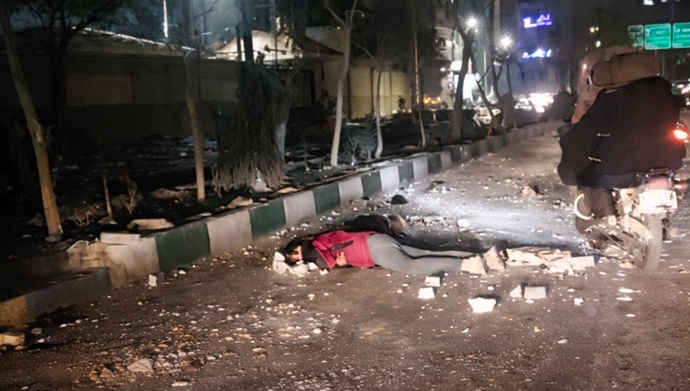 انتفاضة إيران: المقاومة الشعبية تكسر حاجز الخوف، وعزل دولي متزايد لنظام الملالي