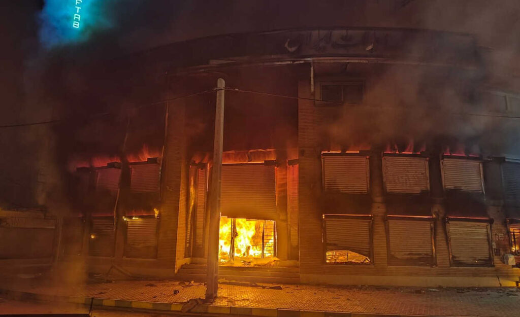 اشتباك الشباب الثوار مع قوات الحرس ونزع سلاحهم