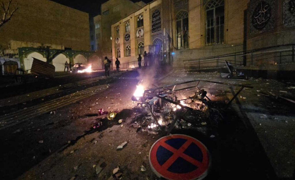 "ركوب الموجة" أم "المقاومة"؟.. منطقان متضادان في السياسة الإيرانية ولماذا يصل الانتهازيون إلى طريق مسدود