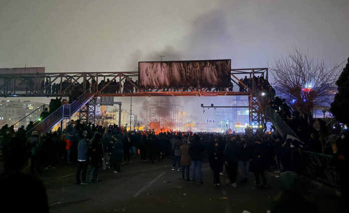 اعتراف غير مقصود للنظام: قائد في حرس النظام الإيراني يقر بمذبحة المدنيين ويفضح أكذوبة 