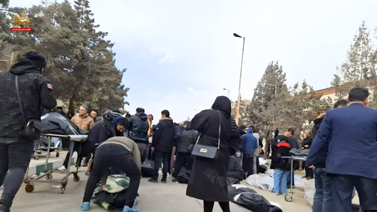 صرخات “الموت لخامنئي” تدوي في “كهريزك”؛ عائلات تبحث عن أشلاء أحبتها بين أكوام الجثث المكدسة في الحاويات