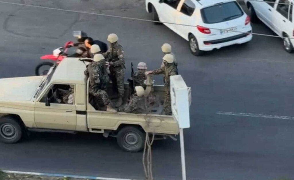 من "محاكمات الدقيقة الواحدة" إلى "حرب المستشفيات".. خامنئي "السفاح" يقتات على دماء 50 ألف معتقل للبقاء