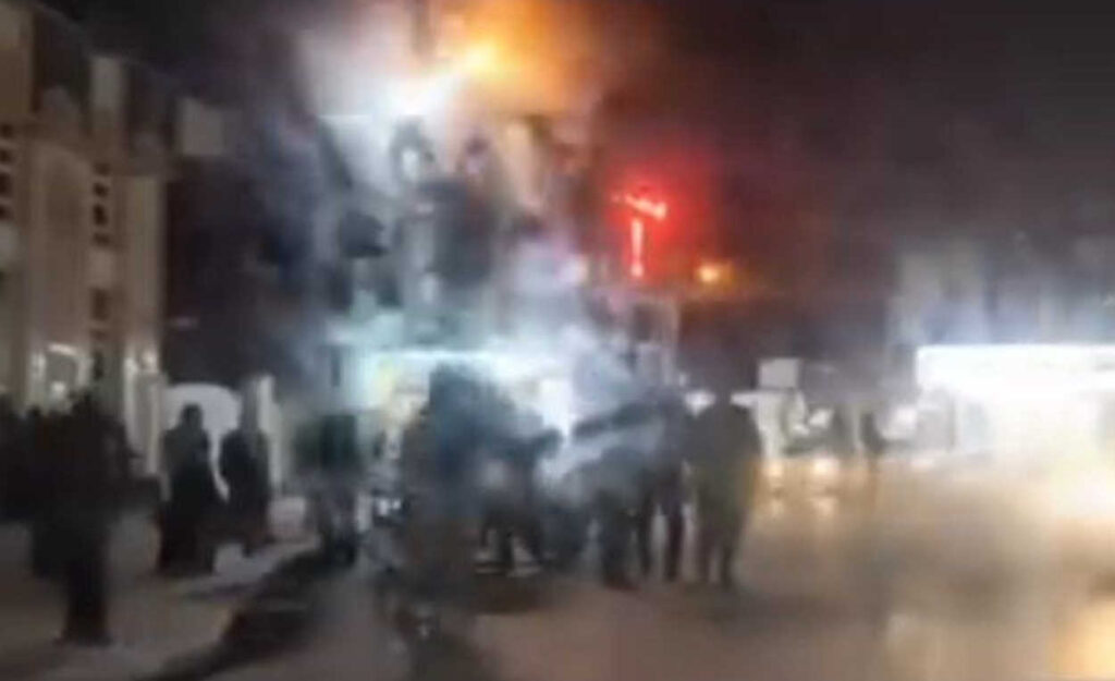 تقریر عن اليوم الثامن لانتفاضة إيران.. إضراب "بازار طهران واشتباكات دامية تمتد في مدن