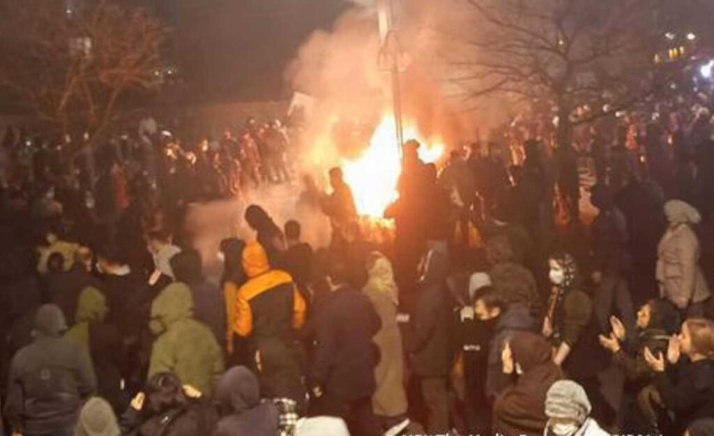 الدم هو العملة الأخيرة لثيوقراطية إيران المتهاوية