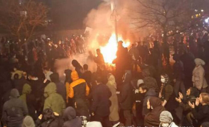 الدم هو العملة الأخيرة لثيوقراطية إيران المتهاوية