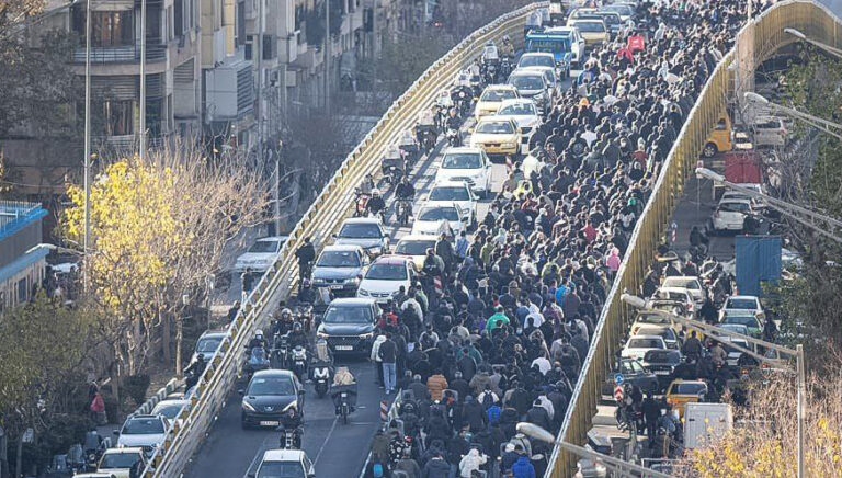البروفيسورة دانا هيوز: الديكتاتوريون يستخدمون التزييف والتكنولوجيا لمصادرة ثورة الشعب الإيراني