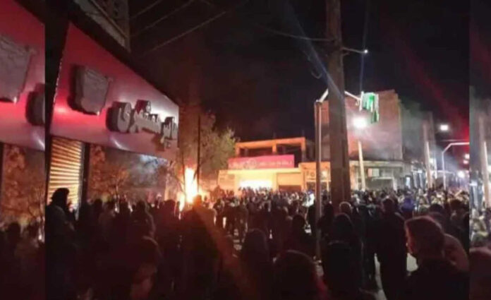 صحيفة سويسرية: النظام الإيراني تحت ضغط هائل