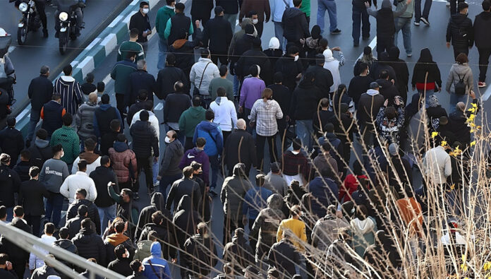 من الشاه إلى الملالي : سماع صوت الثورة في اللحظات الأخيرة