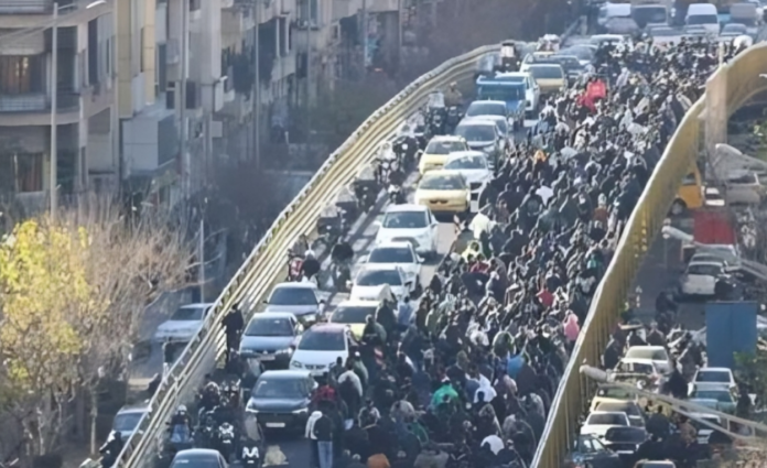 نيوزماكس : المقاومة الإيرانية تتوقع انتصار المنتفضين.. ومريم رجوي تؤكد حتمية سقوط نظام خامنئي