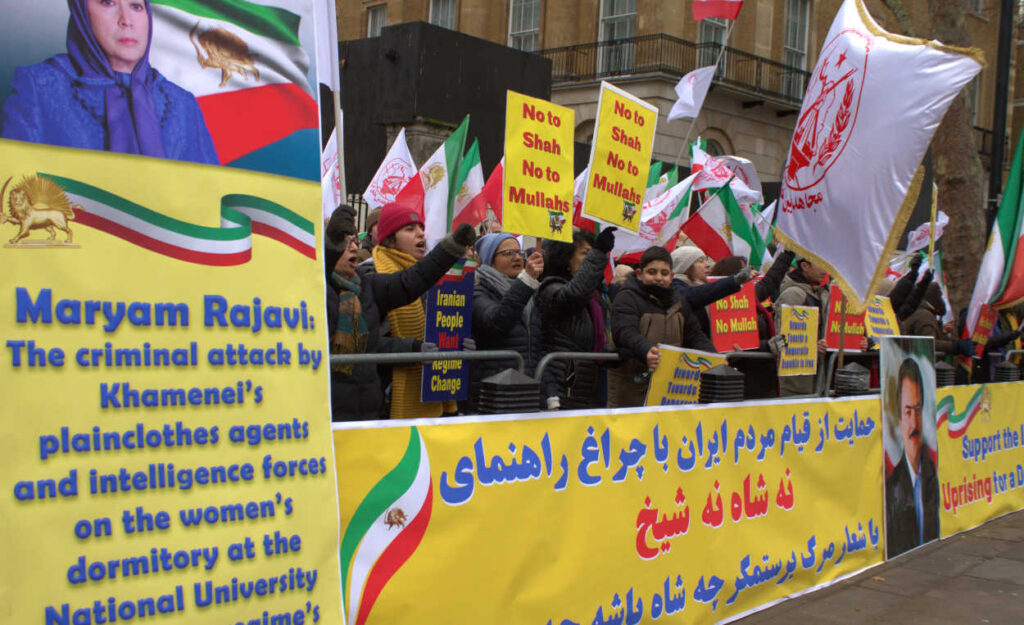 تظاهرة حاشدة أمام "داونينغ ستريت" تحذر من مجازر النظام الإيراني