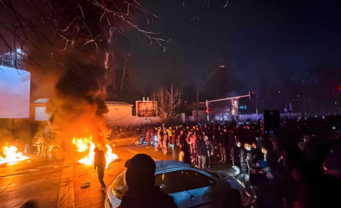 الاعتراف بـ 3000 قتيل.. قادة طهران يكشفون عن 