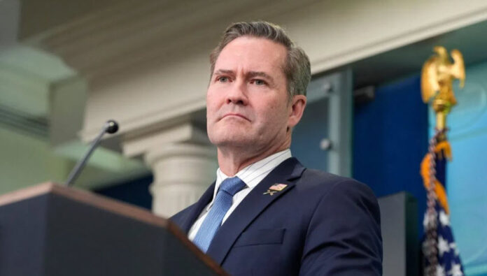 مايك واتز يصف قمع الانتفاضة بـ 