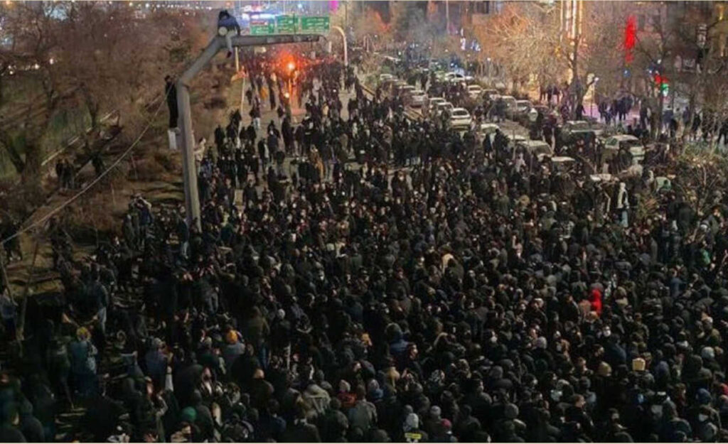 انتفاضة إيران ثورة ضد "ديكتاتوريتين".. وعلى الغرب مغادرة "مقاعد المتفرجين" لدعم الديمقراطية