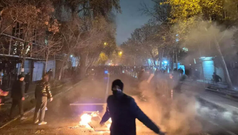 مواجهات كرّ وفرّ واشتباكات بين الشباب الثوار وقوات الأمن في طهران وعدة مدن إيرانية