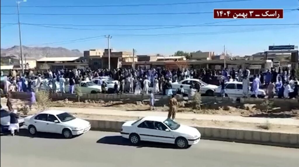 مظاهرات ومسيرات واسعة للمواطنين في زاهدان وراسك وخاش بمحافظة سيستان وبلوشستان بشعارات «الموت لخامنئي»